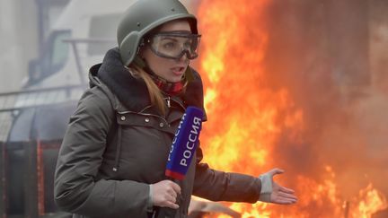 De nombreux journalistes arboraient un casque de protection et des lunettes pour se protéger contre les assaillies des manifestants et les gaz lacrymogènes lancés par les forces de l’ordre, à Paris le 8 décembre 2018.&nbsp; (MAXPPP)