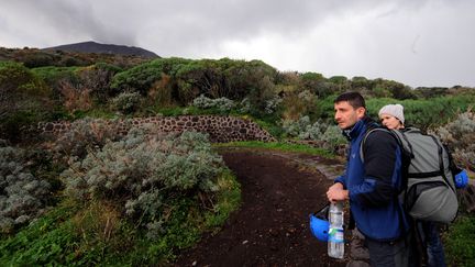 Des randonneurs en direction du volcan sur l'île de Stromboli (Italie). (MARIO LAPORTA / AFP)