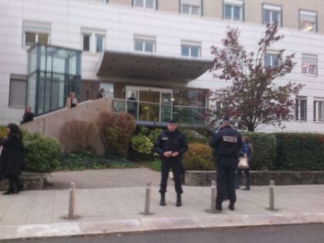 &nbsp; (Des policiers montent la garde devant la clinique mutualiste à Grenoble © RF-Véronique Saviuc)