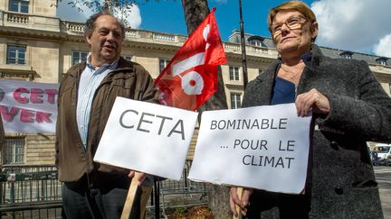 &nbsp;Rassemblement contre les traités de libre-échange, à Paris le 20 septembre 2017&nbsp; (BRUNO LEVESQUE / MAXPPP)