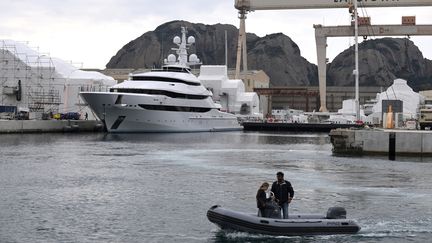 Le yacht "Amore Vero" saisi au port de La Ciotat (Bouches-du-Rhône), le 3 mars 2022. (NICOLAS TUCAT / AFP)