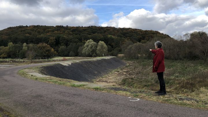 A Rosbruck (Moselle), la digue du Weihergraben&nbsp;protège un quartier situé en-dessous du niveau de la rivière, après un affaissement progressif du sol pendant la période de l'exploitation minière. (FABIEN MAGNENOU / FRANCEINFO)