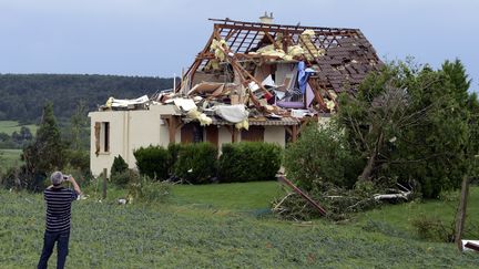 Une maison dont le toit a &eacute;t&eacute; emport&eacute; par une tornade, &agrave;&nbsp;Montliot-et-Courcelles (C&ocirc;te d'Or), le 20 juin 2013. (PHILIPPE DESMAZES / AFP)