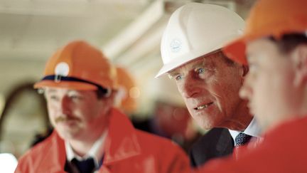 Le prince Philip visite le navire HMS Trincomalee, un casque sur la tête, le 18 mai 1993 à Hartlepool (Royaume-Uni). (PETER REIMANN / GETTY IMAGES)