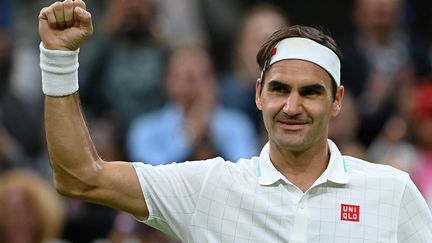 Roger Federer sera au rendez-vous des quarts de finale à Wimbledon après sa victoire contre Lorenzo Sonego, le 5 juillet 2021. (GLYN KIRK / AFP)