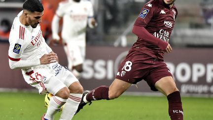 Le Lyonnais Houssem Aouar face au Messin Fabien Centonze (JEAN-CHRISTOPHE VERHAEGEN / AFP)