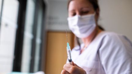 Une soignante prépare une dose de vaccin contre le Covid-19 à Dinan (Côtes-d'Armor), le 14 septembre 2021. (MARTIN BERTRAND / HANS LUCAS)