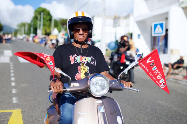 Un musicien se balade avant la "grande parade" du carnaval de Guadeloupe.&nbsp; (CEDRICK ISHAM CALVADOS / AFP)