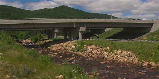 L'autoroute 75 à proximité du lac Saint-Charles responsable en partie de la pollution du lac. (Radio-Canada)