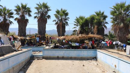 Des migrants au bord de l'ancienne piscine d'un h&ocirc;tel d&eacute;saffect&eacute; de Kos (Gr&egrave;ce), en ao&ucirc;t 2015. (BENOIT ZAGDOUN / FRANCETV INFO)