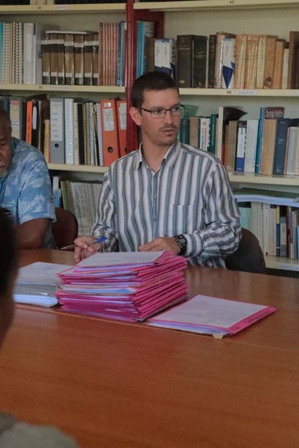 Cawidrone Wapone, Cyril Gory et Rémi Dawano lors d'une audience au tribunal de première instance de Nouméa. (ELISE LAMBERT/FRANCEINFO)