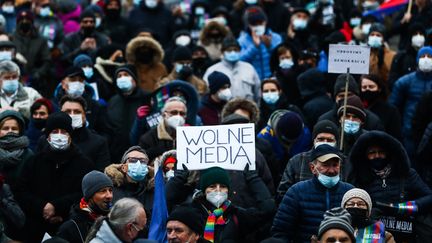 Une manifestation à Cracovie (Pologne) deux jours après l'adoption par le Parlement d'une loi controversée sur les médias, le 17 décembre 2021. (BEATA ZAWRZEL / NURPHOTO / AFP)