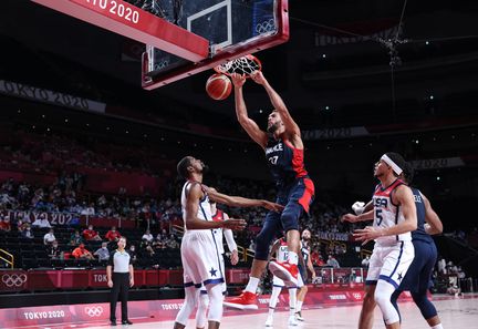 Trois ans après la finale aux Jeux olympiques de Tokyo, la France retrouve les États-Unis en finale des Jeux de Paris-2024. (THOMAS COEX / AFP)