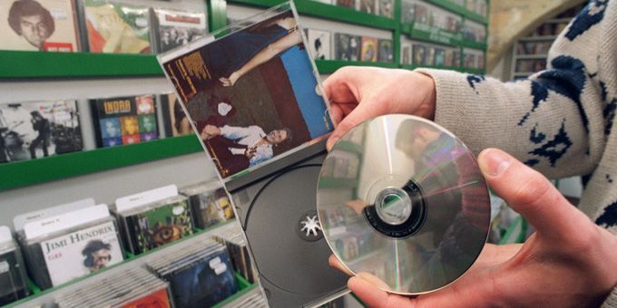 Un disque CD présenté dans une grende enseigne distributrice
 (MYCHELE DANIAU)