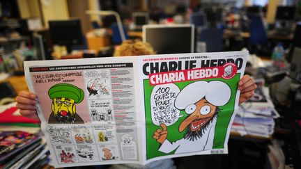 Le num&eacute;ro de "Charlie Hebdo" du 11 novembre 2011 affichant, en une,&nbsp;une caricature de Mahomet. (MARTIN BUREAU / AFP)