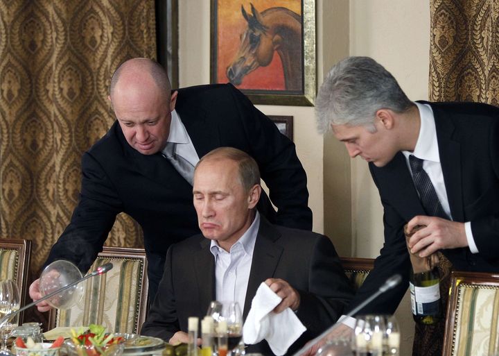 Evgeny Prigogine (à gauche) avec&nbsp;Vladimir Poutine (au centre) en 2011 (MISHA JAPARIDZE/AP/SIPA / AP)