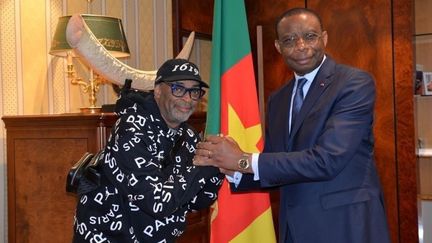 Le réalisateur américain Spike Lee et l'ambassadeur du Cameroun en France, André-Magnus Ekoumou, le 2 juillet 2021 à Paris.&nbsp; (AMBASSADE DU CAMEROUN EN FRANCE)