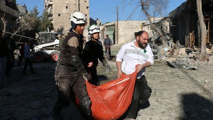 Les Casques blancs à Alep, en Syrie, le 19 novembre 2016. (AMEER ALHALBI / AFP)