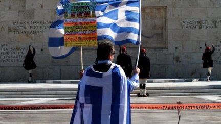 Un citoyen manifeste devant le parlement grec à Athènes, le 20 octobre 2011. (AFp - Panos Tzamaros)