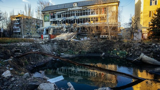 A sign of the length and intensity of the fighting in the city, this building in Bakhmout (Ukraine) had already been ravaged on November 29, 2022. (YEVHEN TITOV / AFP)