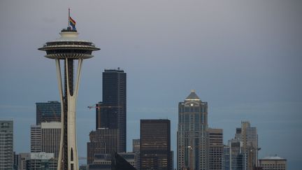 Le drapeau arc-en-ciel flotte au dessus de la tour du Space Needle, à Seattle (Washington), le 12 juin 2016. (OMAR TORRES / AFP)