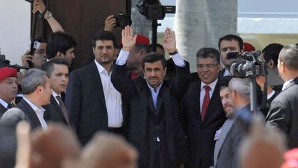 Trente-deux chefs d'Etats assistent &agrave; ces obs&egrave;ques, dont le pr&eacute;sident iranien, Mahmoud Ahmadinejad (C). (AFP)