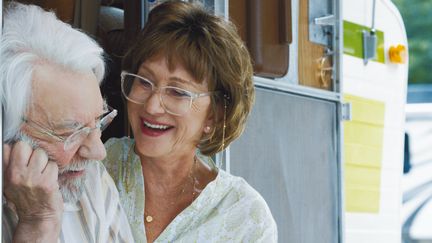 Donald Sutherland et Helen Mirren incarnent un couple de personnes âgées malades qui partent faire un road trip pour leur fin de vie, dans le film "Echappée belle", sorti le mercredi 3 janvier au cinéma.&nbsp; (LUCA BIGAZZI / BAC FILMS)