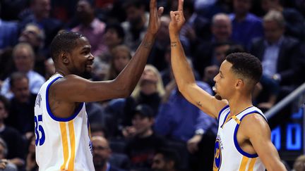 Les stars des Warriors, Kevin Durant et Stephen Curry (VAUGHN RIDLEY / GETTY IMAGES NORTH AMERICA)