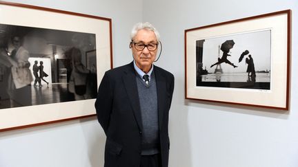 Elliott Erwitt en 2010, lors d'une exposition à la Maison européenne de la Photographie, à Paris. (MIGUEL MEDINA / AFP)