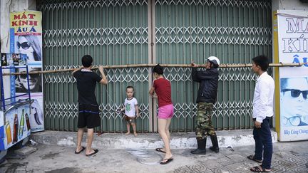 Au Vietnam, des habitants &eacute;vacuent leurs habitations, comme ici &agrave; Da Nang, dans le centre du pays. (NGUYEN VIET THANH / REUTERS)