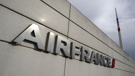 Le logo de la compagnie à l'aéroport de Roissy. (THOMAS SAMSON / AFP)