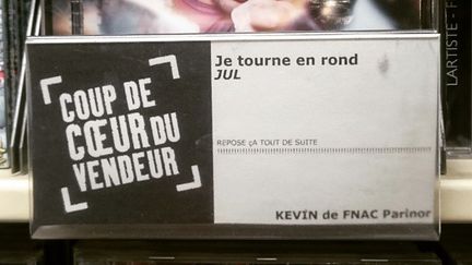 Capture d'&eacute;cran de l'une des &eacute;tiquettes post&eacute;es sur Facebook par Kevin, vendeur &agrave; la Fnac Parinor. (KEVIN MAGICIEN-DOOZ PAUGAM / FACEBOOK.COM)