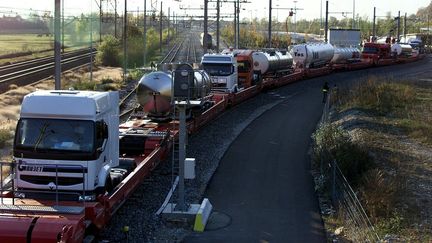 Selon le journal satirique, "les wagons command&eacute;s sont trop bas et trop larges pour le r&eacute;seau actuel. Il faudrait donc raboter, outre les quais, certains tunnels dans le sens de la largeur, ce qui est possible, mais co&ucirc;teux". (MAXPPP)