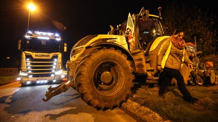 Manifestation d'agriculteurs de la FNSEA au rond-point de Kerginiou à Callac dans les Côtes d'Armor, le 14 novembre 2024, pour dénoncer notamment le Mercosur (LIONEL LE SAUX / MAXPPP)