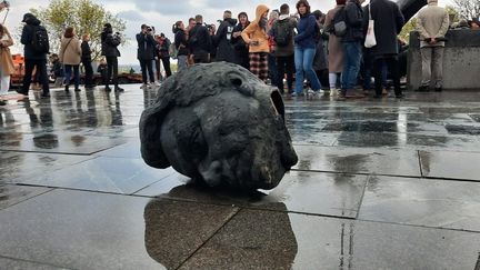 Une des deux&nbsp;têtes de la statue en bronze qui célébrait l'amitié entre le peuple ukrainien et le peuple russe, à Kiev (Ukraine), mardi 26 avril.&nbsp;Elle représente un travailleur russe. (FARIDA NOUAR / RADIO FRANCE)