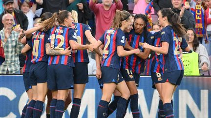 Les joueuses du FC Barcelone célèbrent leur but contre Chelsea, en demi-finale retour de Ligue des champions, le 27 avril 2023. (LLUIS GENE / AFP)