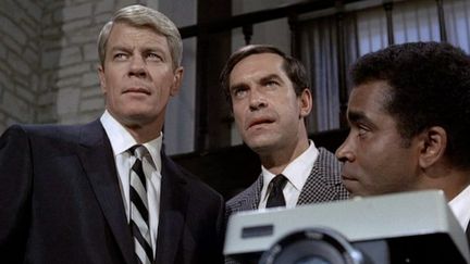 Peter Graves (à gauche) dans le rôle de James Phelps, Martin Landau (au milieu) dans le rôle de Rollin Hand et Greg Morris (à droite) dans le rôle de Barney Collier dans un épisode de "Mission Impossible" en 1969.&nbsp; (MAXPPP)