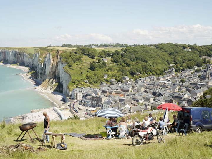 Célébration du 14 juillet avec un barbecue, Yport - Seine-Maritime, de la série Normandy, 2014-2016
 (Simon Roberts)