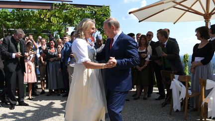 La ministre autrichienne des Affaires étrangères Katin Kneissl danse avec le président russe Vladimir Poutine à Gamlitz (Autriche), le 18 août 2018. (REUTERS)