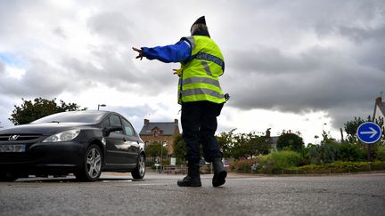 Contrôle routier (photo d'illustration). (LOIC VENANCE / AFP)