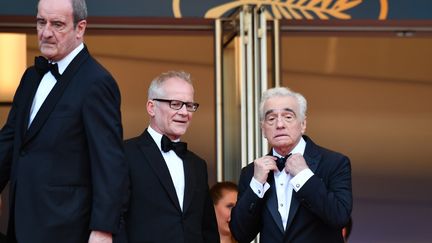 Le futur récompensé du "Carosse d'Or" Martin Scorsese ajuste son noeud papillon pour la première montée des marches 2018 en compagnie de Pierre Lescure et Thierry Frémaux.
