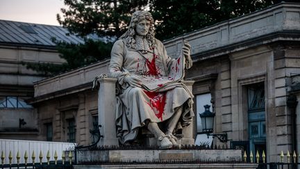 La statue de Colbert, devant l'Assemblée nationale à Paris, vandalisée mardi 23 juin 2020. (CHRISTOPHE PETIT TESSON / MAXPPP)