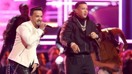 Luis Fonsi et Daddy Yankee interprétant la chanson "Despacito" en 2018. (MATT SAYLES/AP/SIPA / AP)