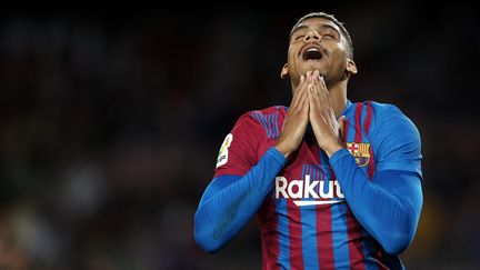 La déception de Ronald Araujo et des Barcelonais,&nbsp;tenus en échec à domicile par Grenade en liga (1-1), lundi 20 septembre 2021. (JOSE BRETON / NURPHOTO via AFP)