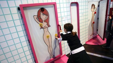 Un enfant d&eacute;couvre l'exposition "Le zizi sexuel" &agrave; la Cit&eacute; des sciences &agrave; Paris, le 16 octobre 2007. (MAXPPP)