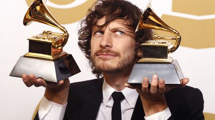 Le chanteur Gotye pose avec ses deux Grammy awards &agrave; Los Angeles (Californie), le 10 f&eacute;vrier 2013. (JONATHAN ALCORN / REUTERS)