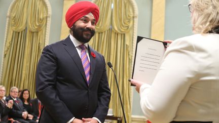 Le ministre canadien du développement économique, Navdeep Bains, est investi de ses fonctions à Ottawa (Canada), le 4 novembre 2015.&nbsp; (CHRIS WATTIE / AFP)