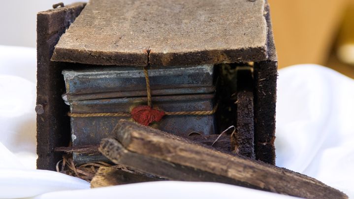 La pr&eacute;sence de ces reliques, contenues dans une bo&icirc;te probablement en plomb, scell&eacute;e &agrave; la cire rouge, &eacute;tait connue uniquement par la tradition orale. (GUILLAUME SOUVANT / AFP)