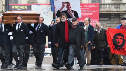 Aux obsèques de Dario Fo à Milan samedi 15 octobre 2016, avec son fils Jocopo Fo au centre avec l'écharpe rouge.
 (Giuseppe Cacace / AFP)