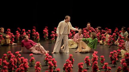 Orphée (Marc Mauillon) avec les joyeux bergers, dans l'opéra&nbsp;"L'Orfeo"&nbsp;de Monteverdi, à l'Opéra Comique à Paris. (STEFAN BRION)